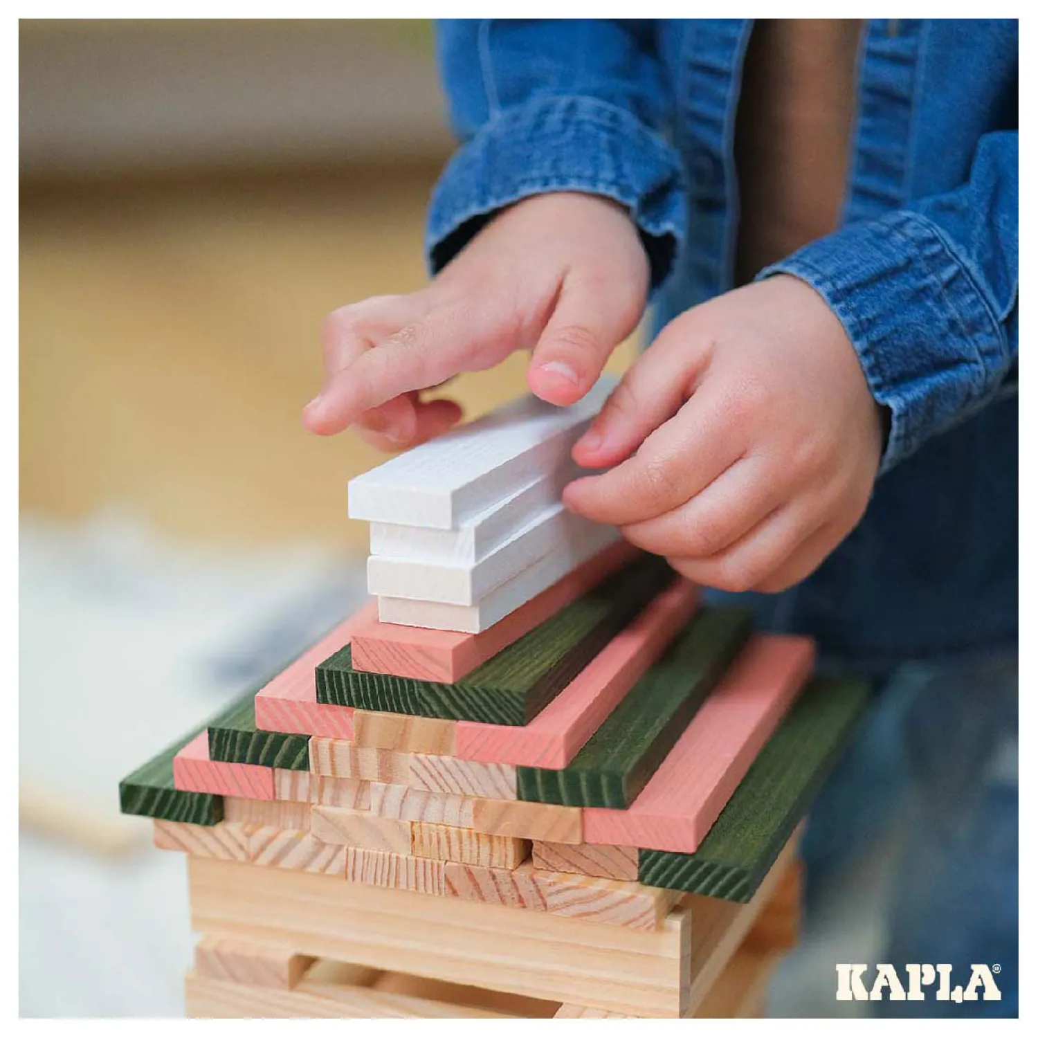 KAPLA Lentebox 140 Blanke Plankjes, 60 Gekleurde Plankjes