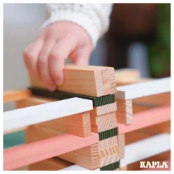 KAPLA Lentebox 140 Blanke Plankjes, 60 Gekleurde Plankjes