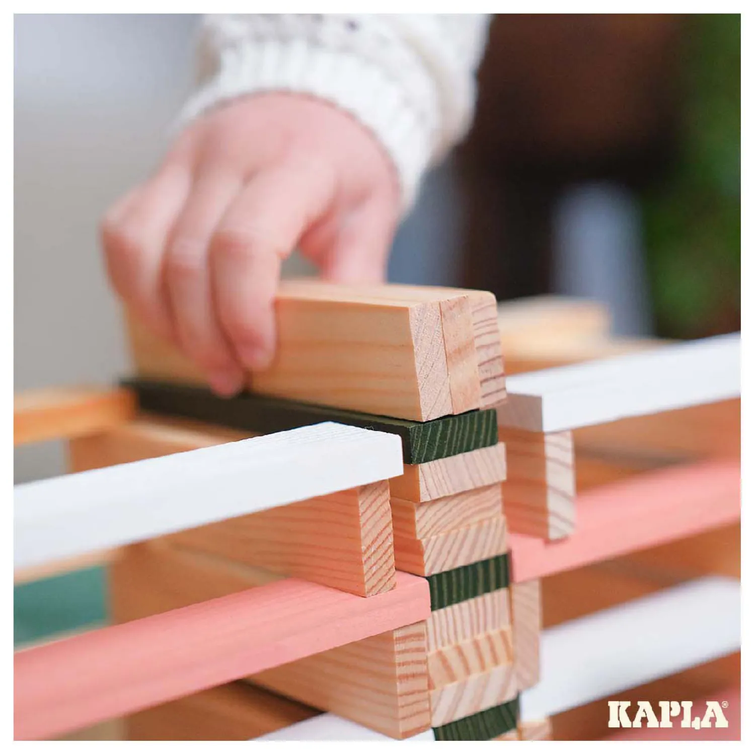 KAPLA Lentebox 140 Blanke Plankjes, 60 Gekleurde Plankjes